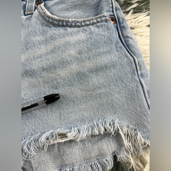 Levi's 501 Women's Light Wash Button Fly High Rise Jean Shorts Raw Hem Size 24 - Picture 2 of 12